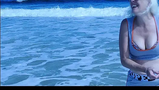 Carolina plajında sakso çekiyor