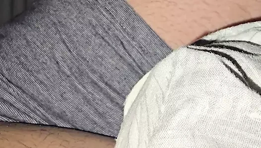 Üvey anne üvey oğlunun yarağına ereksiyon halinde prezervatifle boşalmaya yardım ediyor