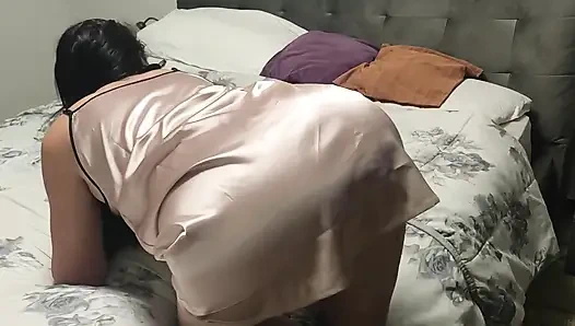 Olgun orta yaşlı seksi üvey anne sıkı büyük götüne boşalıyor