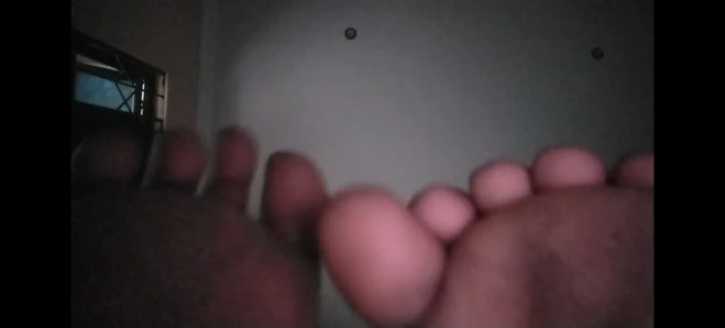 Sevimli ateşli kız 18+ tüm varlıklarınız karşılığında temiz yalamak için pis ayaklarıyla sizi kutsar.