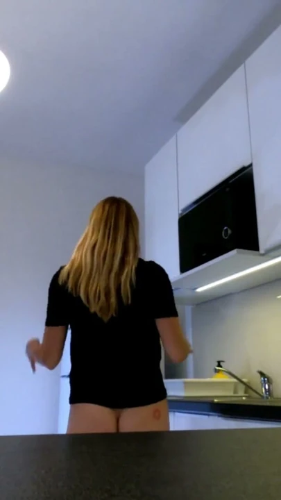 Pijama şortu giyen seksi ateşli sarışın kız, mutfakta donu olmadığını göstererek amını sergilemek istiyor. | Klip 1