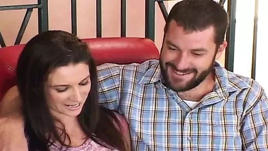 Aldatılan koca karısının en iyi arkadaşını sikmesine izin veriyor