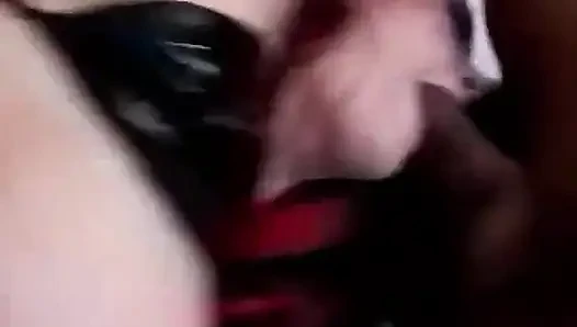 Yaramaz orta yaşlı seksi kadın yarağa binerken arkadan sikiliyor