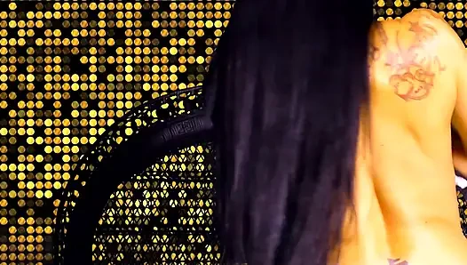 Seksi dövmeli bebekten bakış açısıyla oral seks