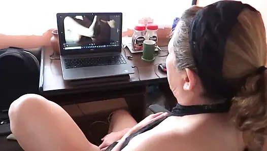 Karım porno izlerken kamera koydum ve göğüslerine boşalıyorum