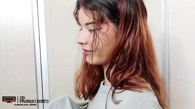 Üvey kız kardeşimle banyo yapıyor - İspanyolca porno