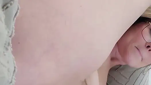 Seksi orta yaşlı seksi kadın dildoya sert boşalıyor