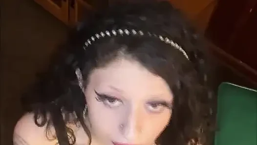 Minyon gotik hizmetçim eğilmeye devam ediyor ve kendime yardım edemedim