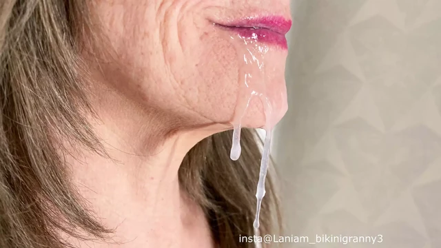 Sarkık memeli nine aşırı gırtlağına kadar alıyor ve sperm yutuyor
