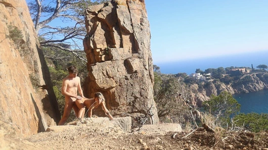 Ateşli çift yolun ortasında açık havada seks, amatör