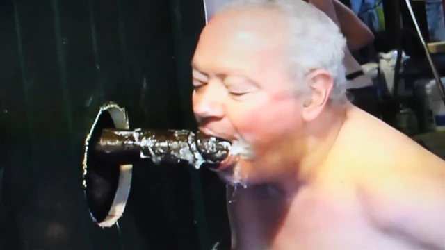 Erachi занята поеданием спермы у глорихола