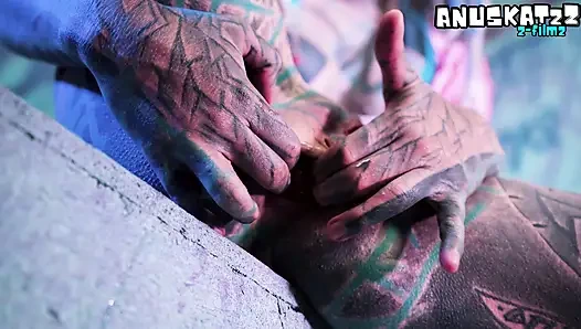 Tam kollu dövmeli koyu gotik hatun dp'nin götünü ve amını tek başına - terli oyuncak sikişiyor ve götten ağza