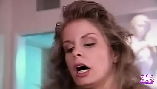 Azgın bir çift ateşli seks yapıyor ve seksi bir sarışın üçlü sekse katıldı.