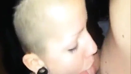 bebeğim kafa # 140 punk rock'çı piliç, yan açı görünümü