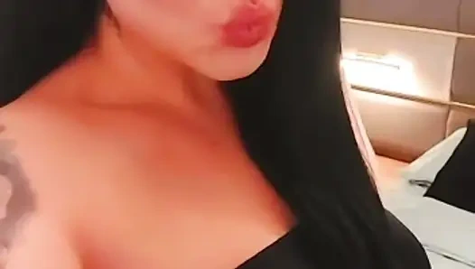 Seni daha çok ne tahrik ediyor - tatlı orta yaşlı seksi kadın mı yoksa pis orta yaşlı seksi kadın mı?