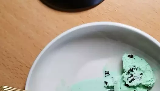 Nane dondurma w benim kalın verimli sperm tepesi