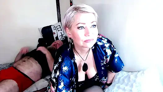 Rus yazar Peter Stone, ünlü web kamerası fahişesi Aimee'nin kanuni karısını tüm dünyanın önünde neşeli bir şekilde sikiyor