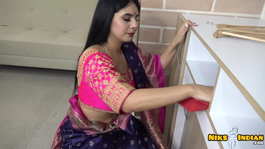 Büyük memeli Hintli MILF, Saree Choli'yi çıkarıyor ve Devar Ji ile sikişiyor
