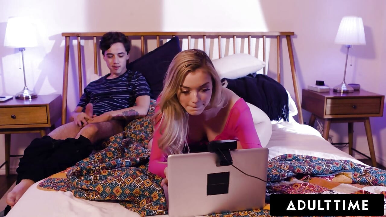 ADULT TIME - Yaramaz Bebek Anny Aurora Seks Kamerasını İzleyen Sapığı Yakalıyor Sonra Ona Katılmasına İzin Veriyor