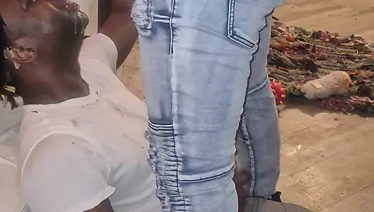 O gırtlağını ver - büyük zenci yarağıyla ağzımı parçalıyor ve hepsini bana aldırdı