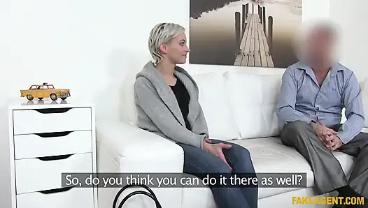 Fake Agent - model masada en iyi hareketlerini gösteriyor