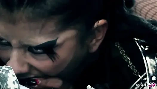 Ateşli cosplay orta yaşlı seksi kadın yoha açık havada sıkı amcığında büyük bir yarakla sikiliyor