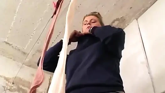 Sarışın bodrum çamaşır odasında sert yarağa biniyor