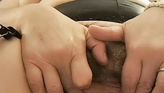 Olgun orta yaşlı seksi kadın dev kıllı amına dokunuyor ve mastürbasyon yapıyor