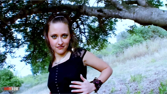 Moana mendez smalltits genç kız üvey babası çiftliğinde ateşli bir striptiz yapıyor