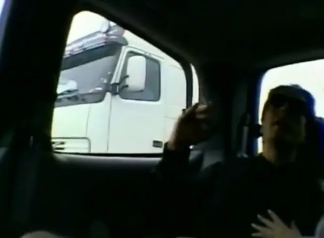 Büyük memeli orta yaşlı seksi sürtük götünde iki yarağı seviyor