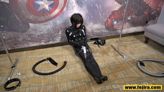 Fejira com güzel kadın mumyalar olarak lateks sarılı