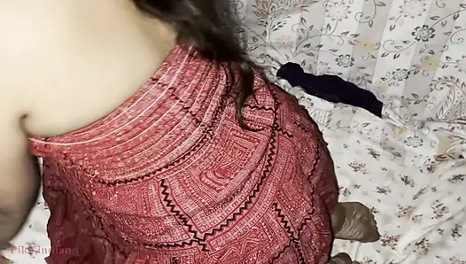 Ateşli hintli kadın seksi tam çıplak ateşli burun halkası seksi görünüyor pika Hintli ateşli çift aşk eğlencesini baştan çıkarıyor