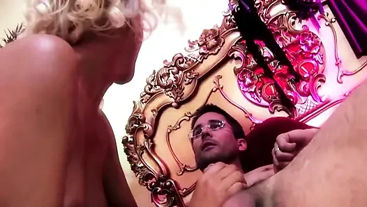 Sarışın Eş Değiştiren Orta Yaşlı Seksi Kadın Kadife Yatakta Birden Fazla Adam Tarafından Perişan Ediliyor