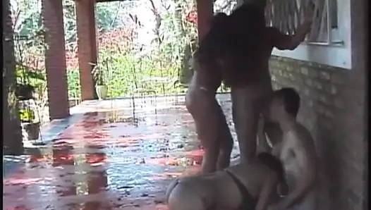 Sidik sırılsıklam açık havada grup sikişi - sürtükler her yere sırılsıklam