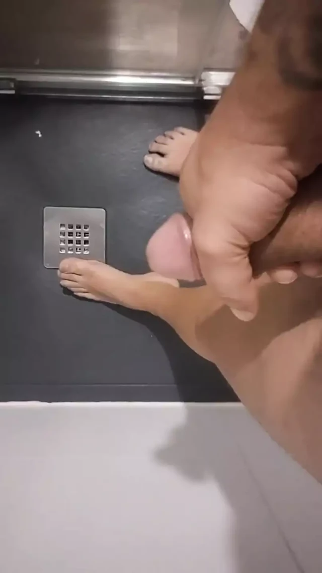 Я мастурбую в душе, пока чувствую, как горячая писсинг писает мои ступни