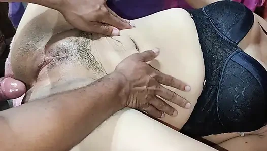 Xvideo'daki Tamil Hintli bir evde beni inleyerek yakalıyor ve pembe dudaklarıma sokuyor.