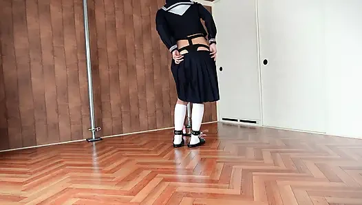 Odanın bir köşesinde cezalandırılan bir kız