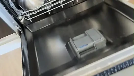 Çiş sapıklığı ve büyük memeli şişkin genç kız her yere işiyor: yıkıcı bakış açısı dairemin etrafında işiyor
