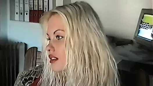 Mastürbasyon yapmayı ve yalamayı seven utangaç ve itaatkar sarışın bir kız olan kuzenim paulina ile oynuyorum