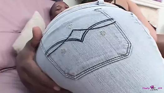 Hatun gerçekten güzel büyük zenci yarağının sikişmesinin tadını çıkarırken zenci amcığı tamamen ıslanıyor