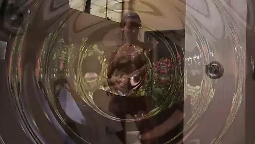 Büyük memeli kız sert bir çivilemeden sonra amını yaladığında nefesini tuttu