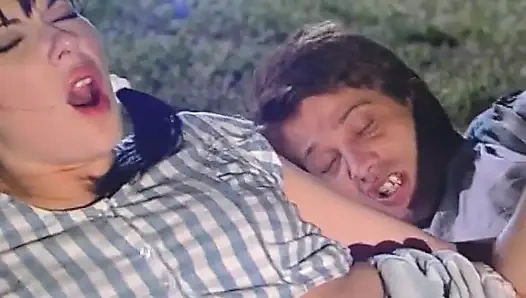 Kamp ateşinin yanında vahşi açık havada sikiş gecesi