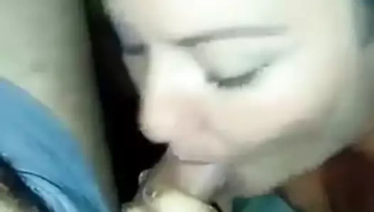 esposa mamandole la verga al amigo, el esposo graba 1