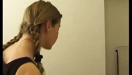 Yuvarlak götlü sarışın genç kız yarak emiyor ve mutfakta sikiliyor