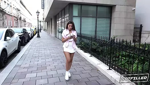 Layla Scarlett'i dölle dolduruyor