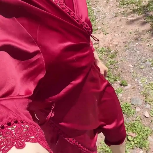 Üzüm ağacının Yanında Dışarıda Işemek
