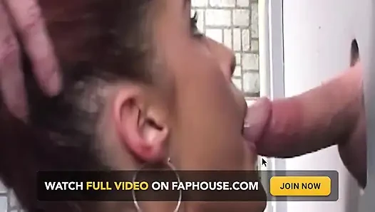 Ateşli esmer orta yaşlı seksi kadın gırtlağına kadar alıyor ve banyoda çifte dolduruluyor