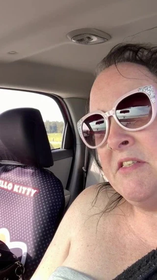 Zoey memelerini ve arabayı gösteriyor. plajda mastürbasyon