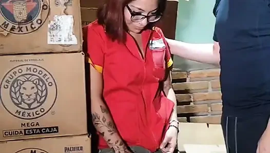 Bodrumdaki mağazada kasiyer benim