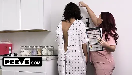 İri göğüslü minyon Natasha Nice ve Crystal Chase sapık doktordan özel muamele alıyor